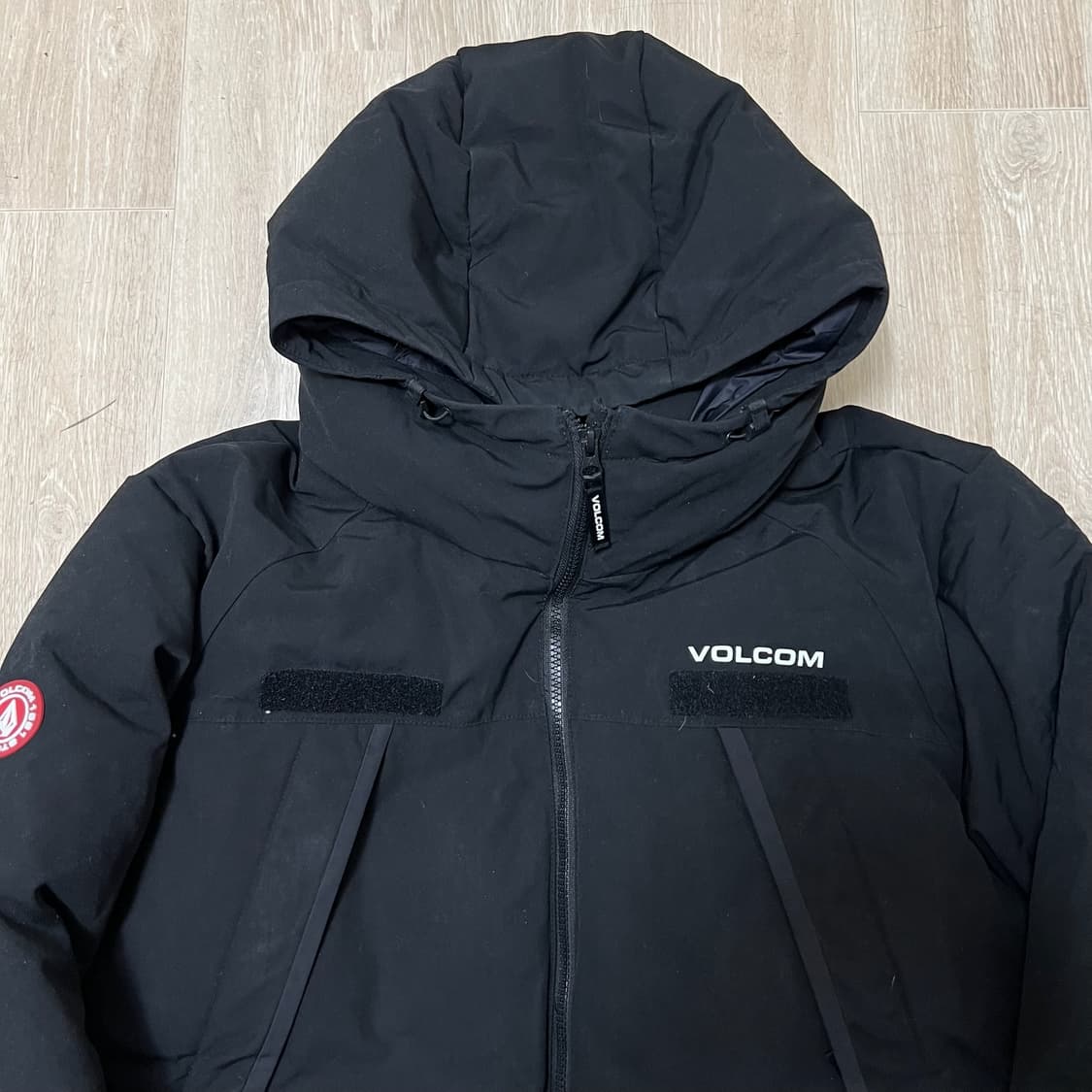 볼컴 남성 로고 와펜 덕다운 후드 패딩 XL/105  상품이미지2