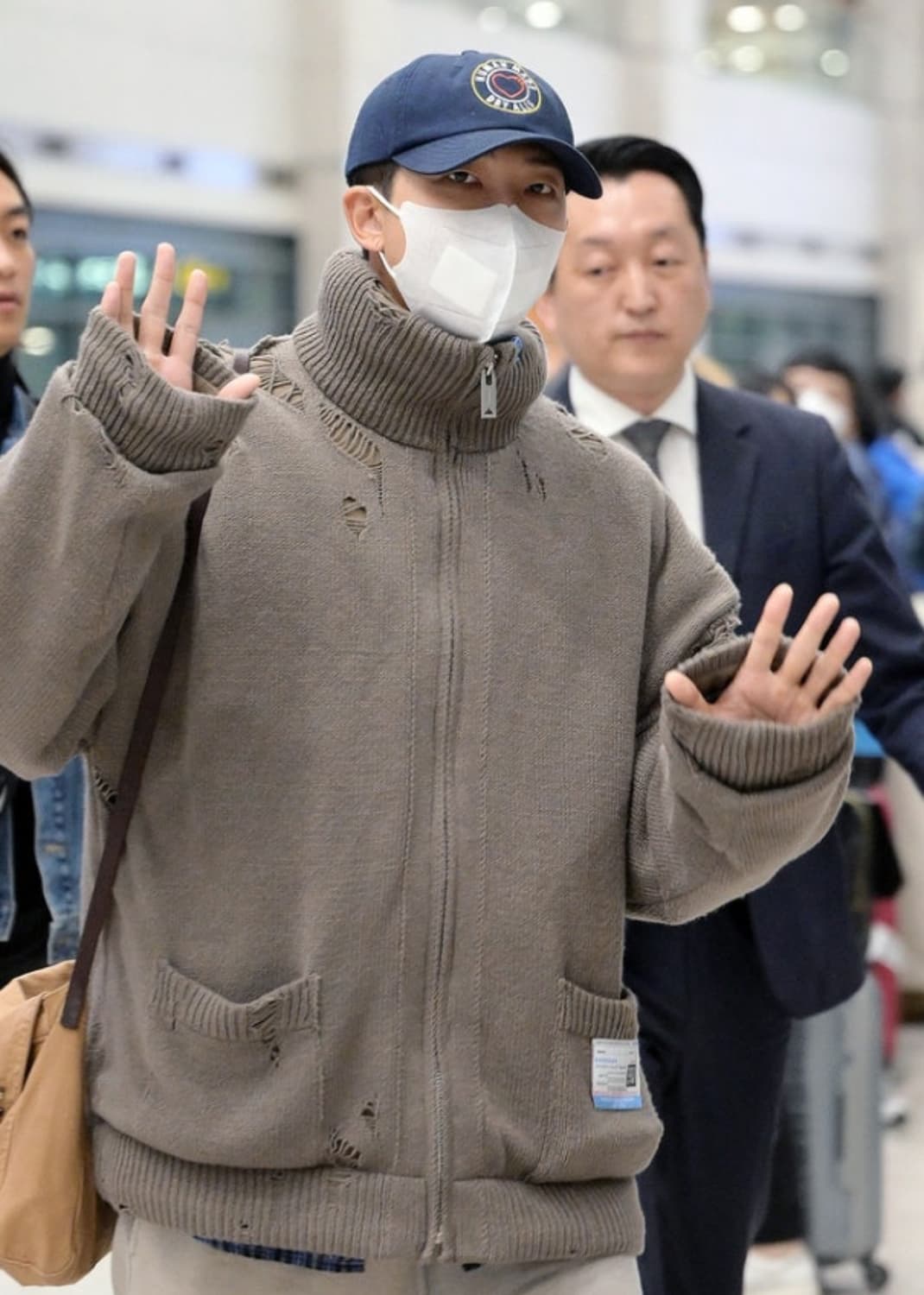 [46] 미하라야스히로 패디드 니트집업 다크베이지 상품이미지8
