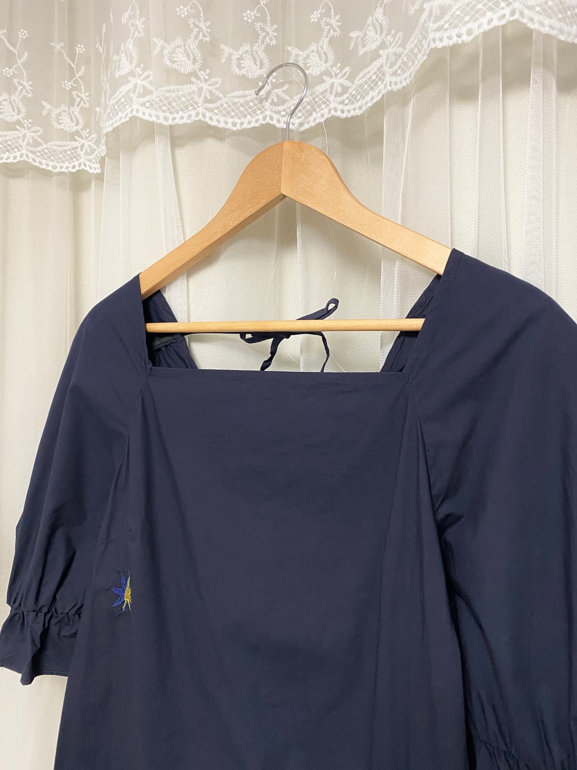 쥬시쥬디 면 네이비 별 자수 셔링 퍼프소매 리본 스퀘어넥 미니 원피스 상품이미지2