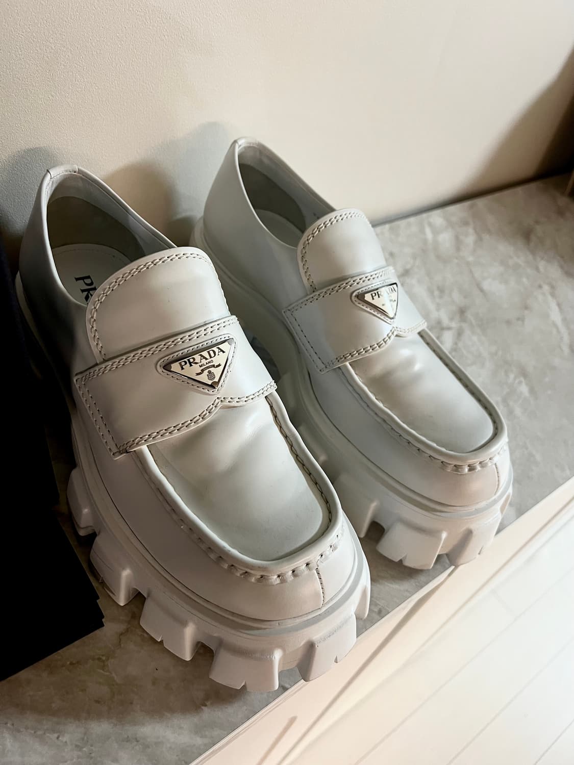 프라다 모놀리스 브러시드 로퍼 화이트 풀박스 상품이미지5