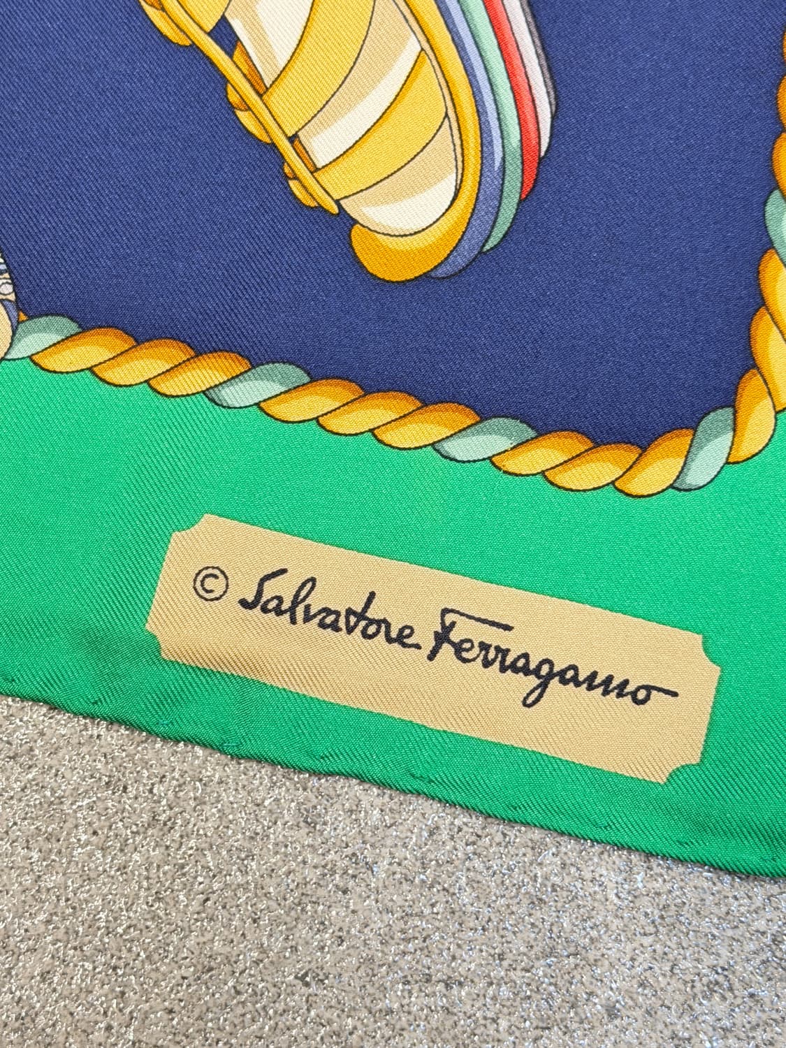 페라가모 빈티지 실크 스카프 슈즈 프린트 멀티컬러 상품이미지4
