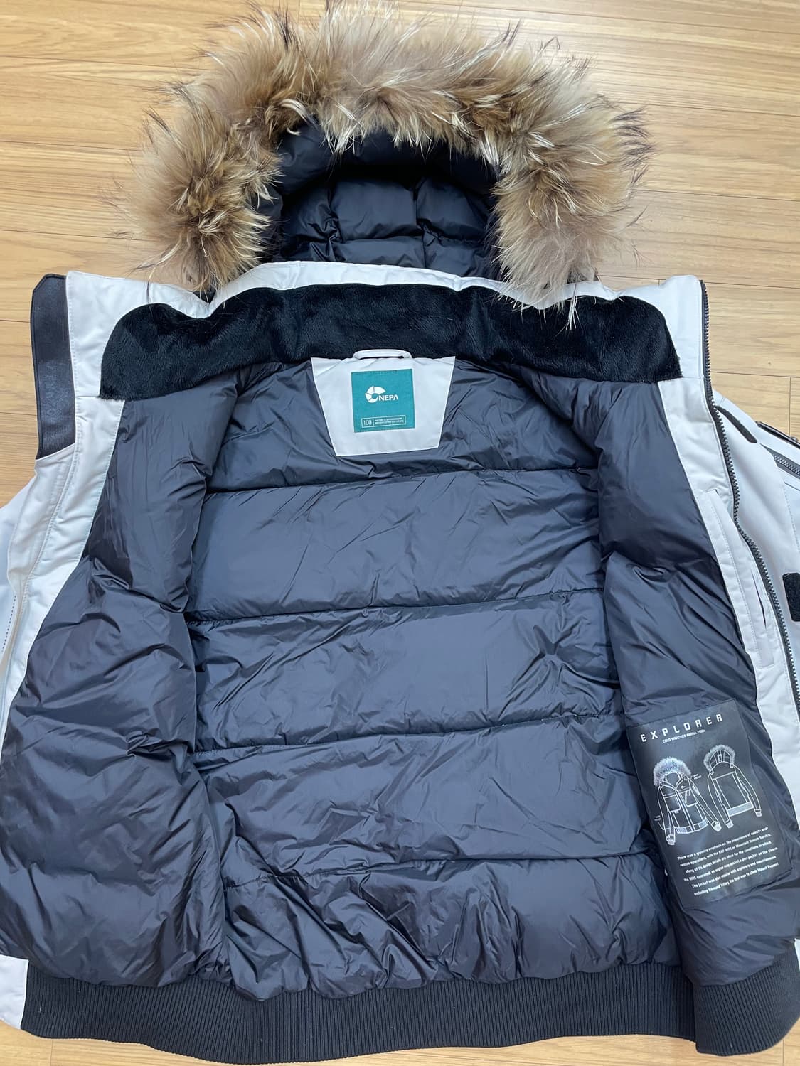 아이보리색 네파 익스플로러 패딩입니다. 100사이즈고 솜털 80% 함유되 상품이미지4