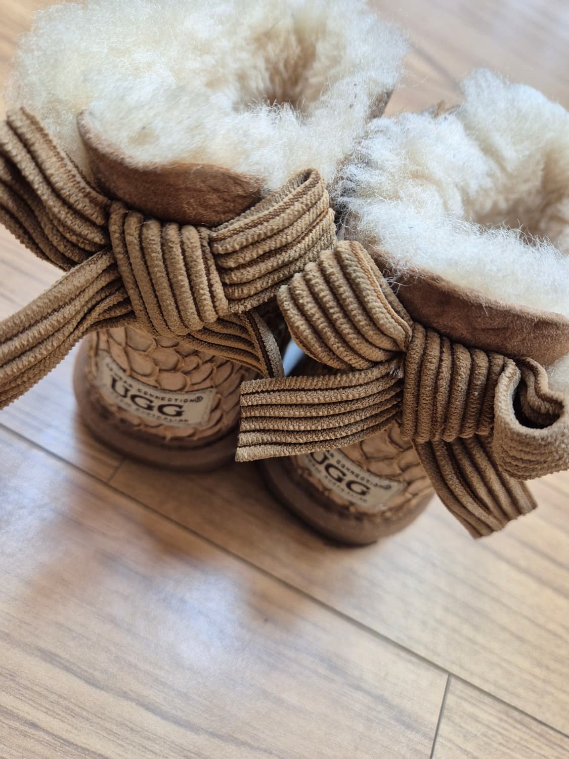 UGG 키즈 어그 부츠 판매합니다. 
브라운 색상에 털 안감으로 되어있어 상품이미지4