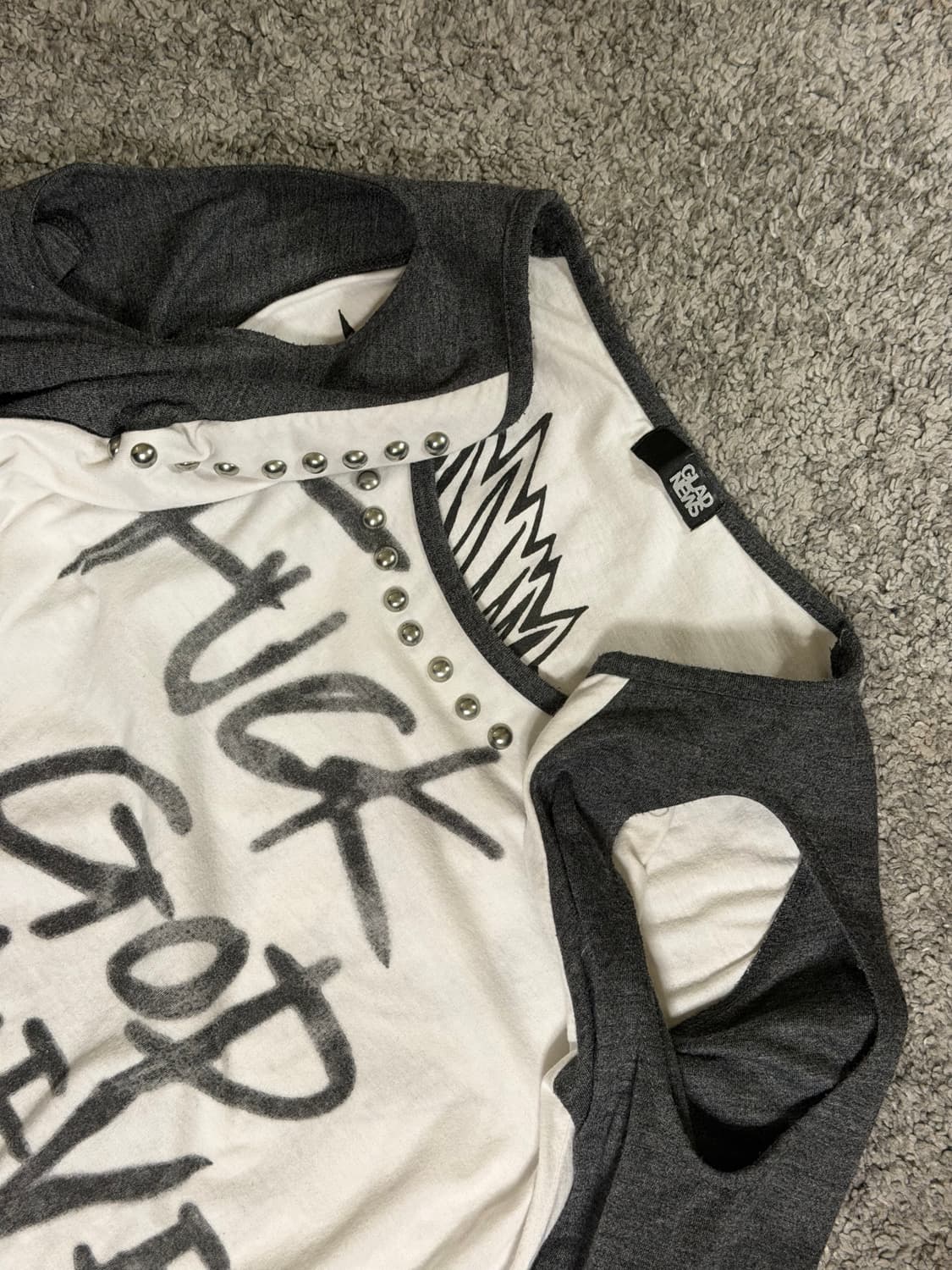 글래드뉴스 스터드 그래픽 티 상품이미지4