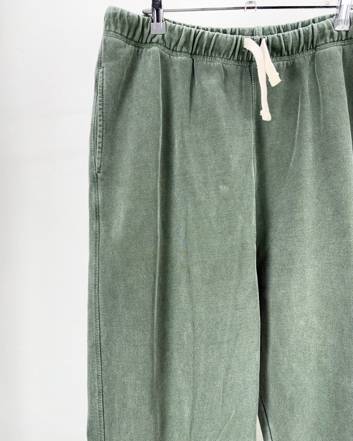 나이젤 카본 피그먼트 다잉 아미 애로우 로고 스웨트 조거 팬츠 상품이미지2