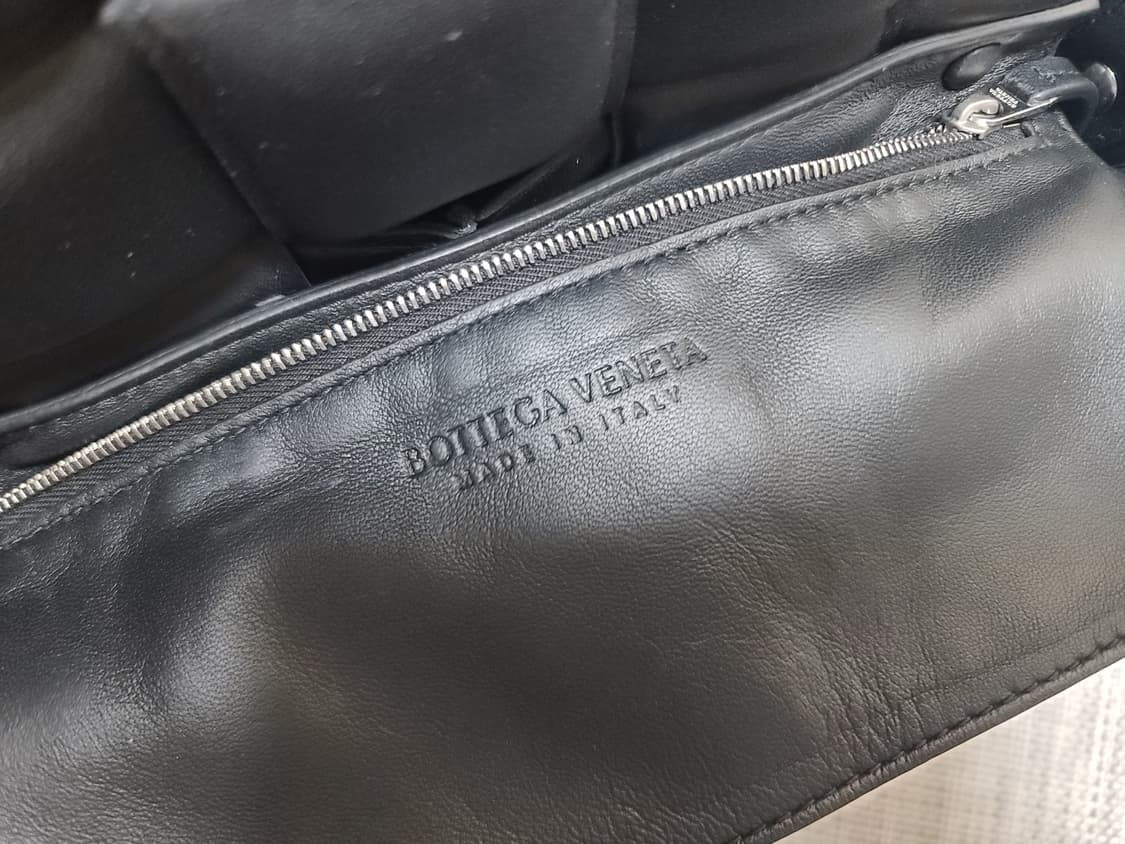 보테가베네타 패딩 레더 카세트백 블랙 크로스백 상품이미지4