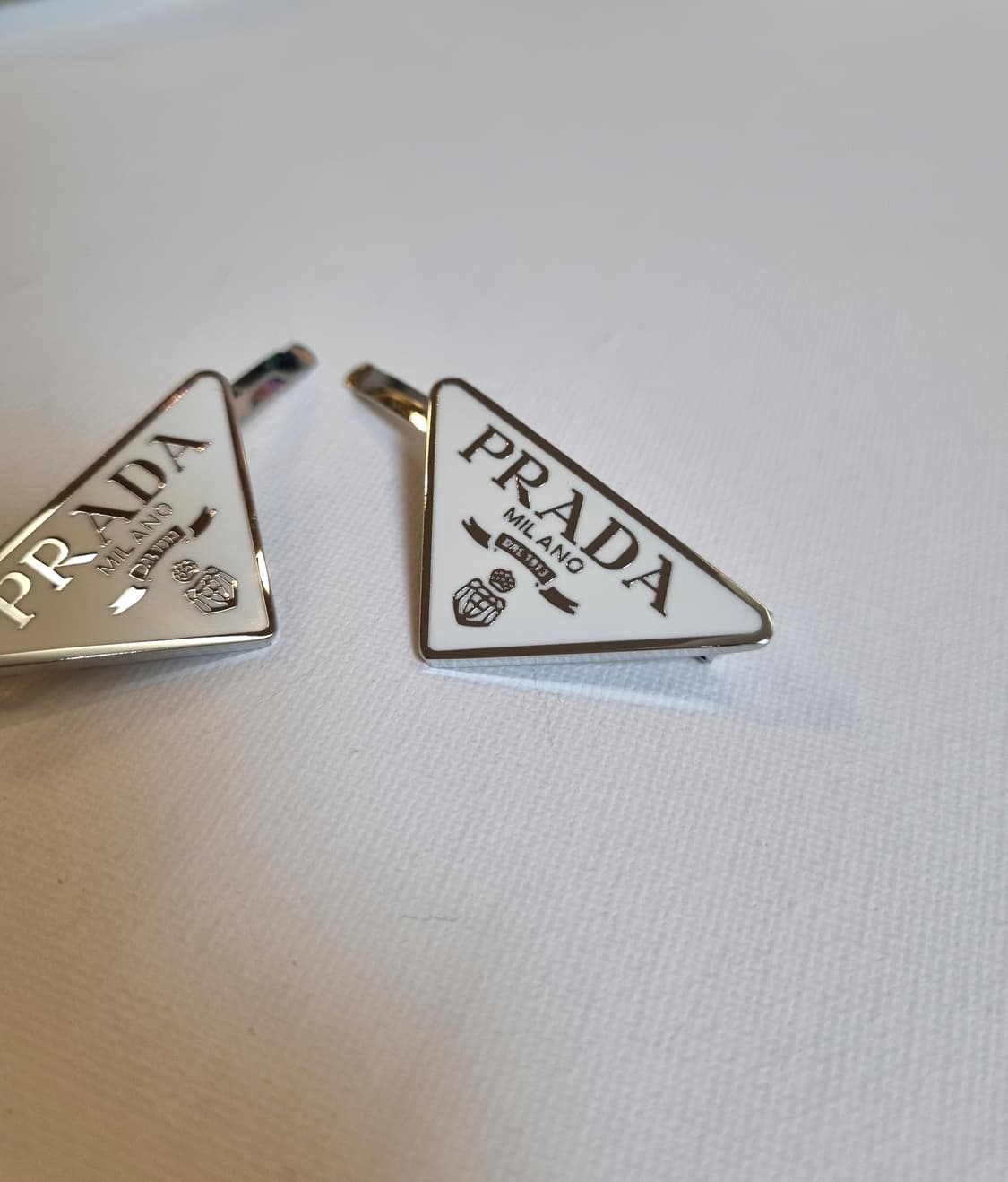 프라다 업사이클링 삼각로고 화이트 헤어핀 상품이미지5