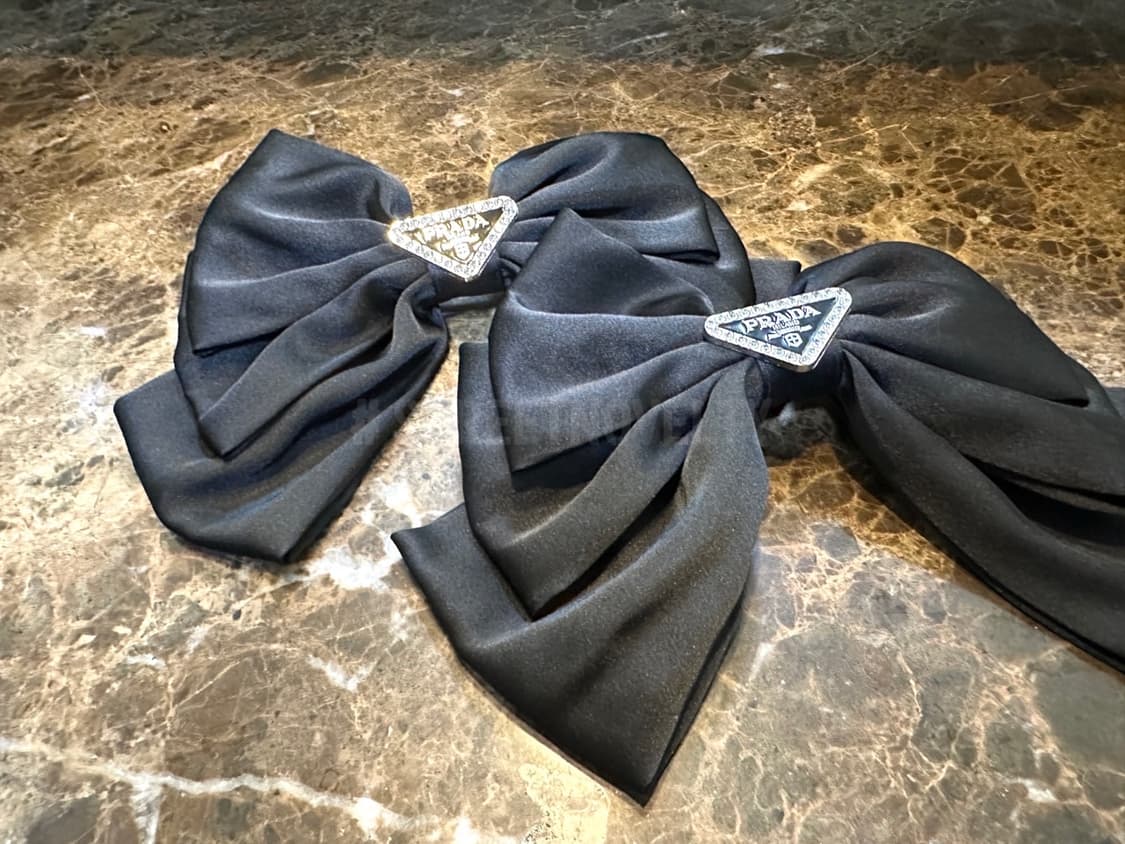 프라다 블랙로고 헤어핀 블랙 상품이미지2