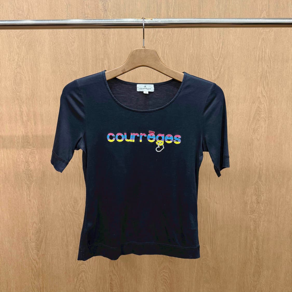 꾸레쥬 반팔 티셔츠 멀티컬러 로고 자수 디테일 슬림핏 블랙 상품이미지2