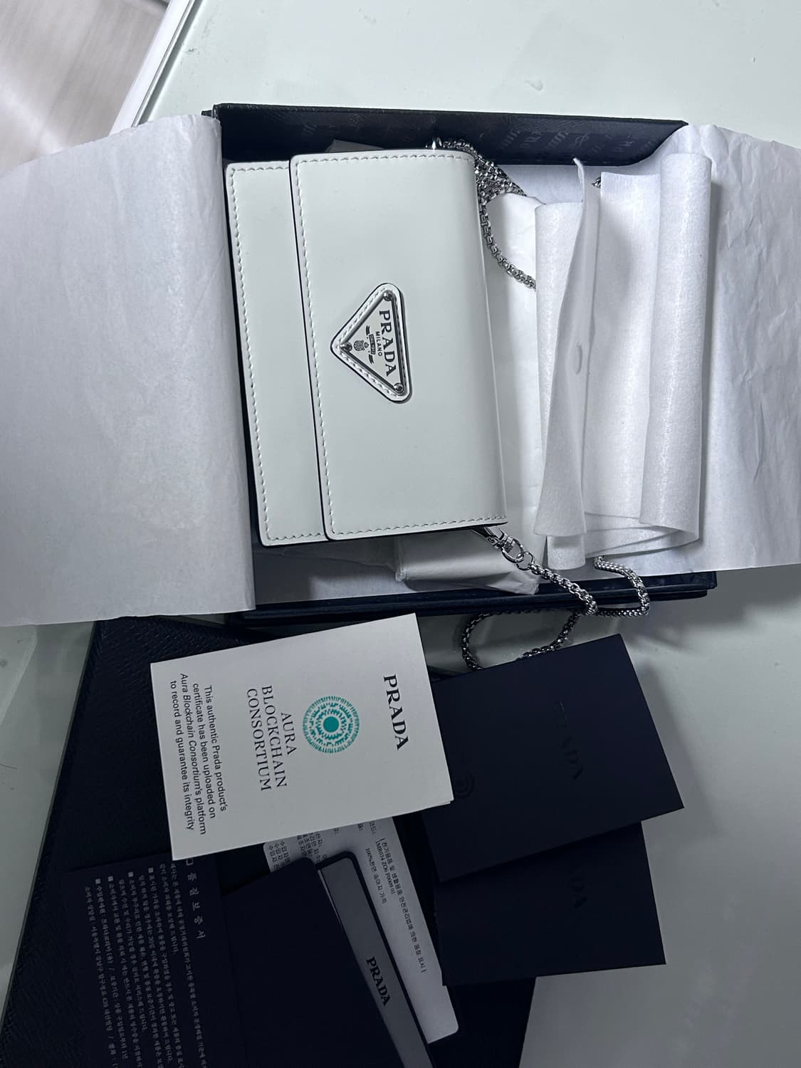 프라다 브러쉬드 체인 카드월렛 화이트 색상 상품이미지1