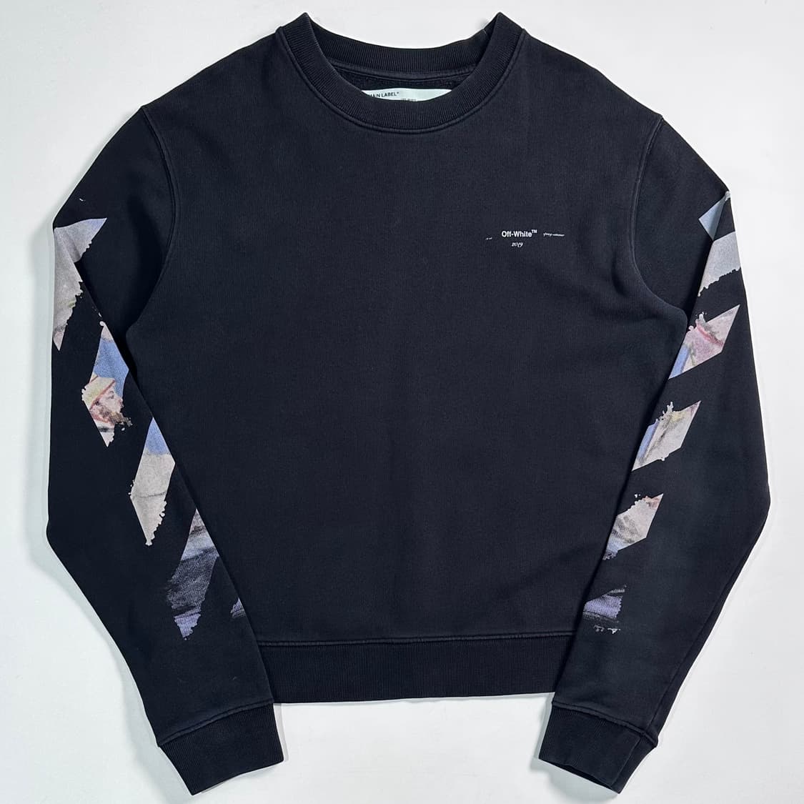 오프화이트 멀티 유화 에로우 맨투맨 상품이미지1