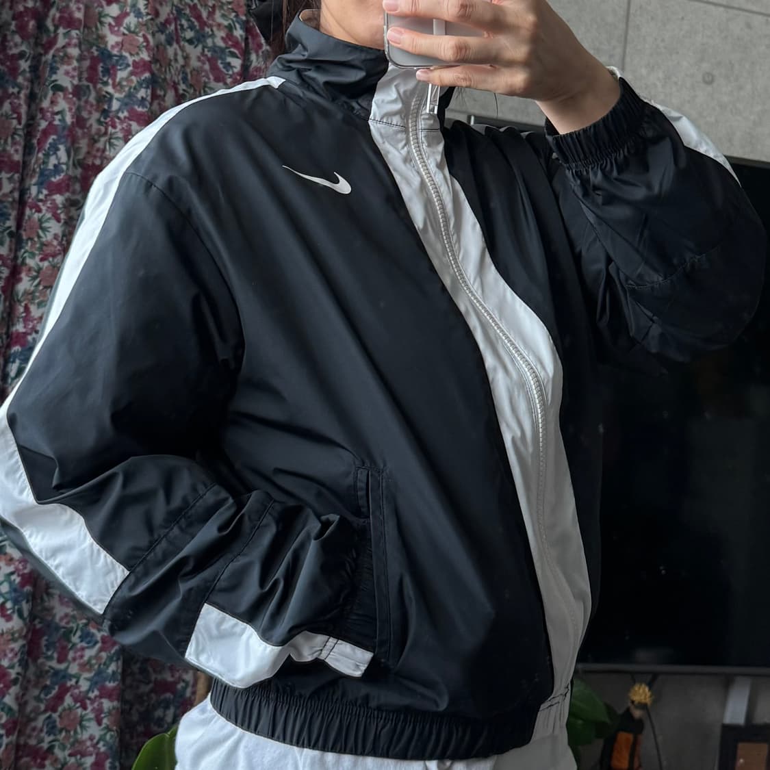 나이키 우먼 백로고 블랙&화이트 바람막이 우븐자켓 상품이미지3
