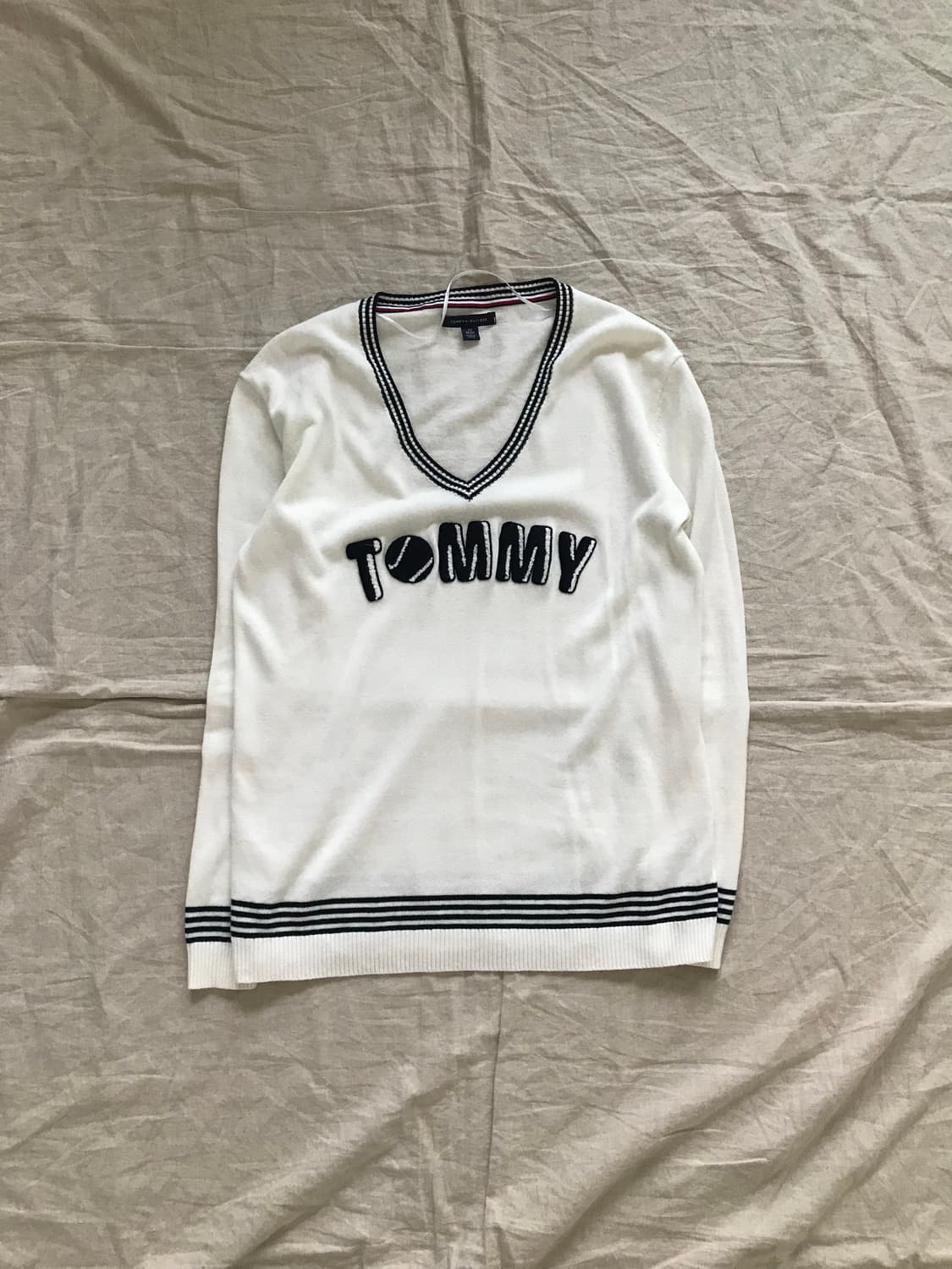 타미힐피거 중앙 자수 로고 브이넥 화이트 니트 상품이미지5