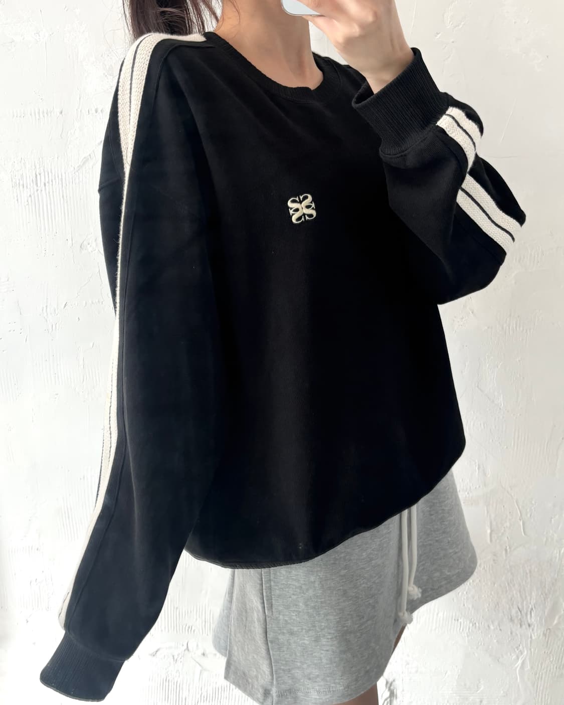 Satur 세터 블랙컬러 스몰로고 사이드라인 니트맨투맨 상품이미지1