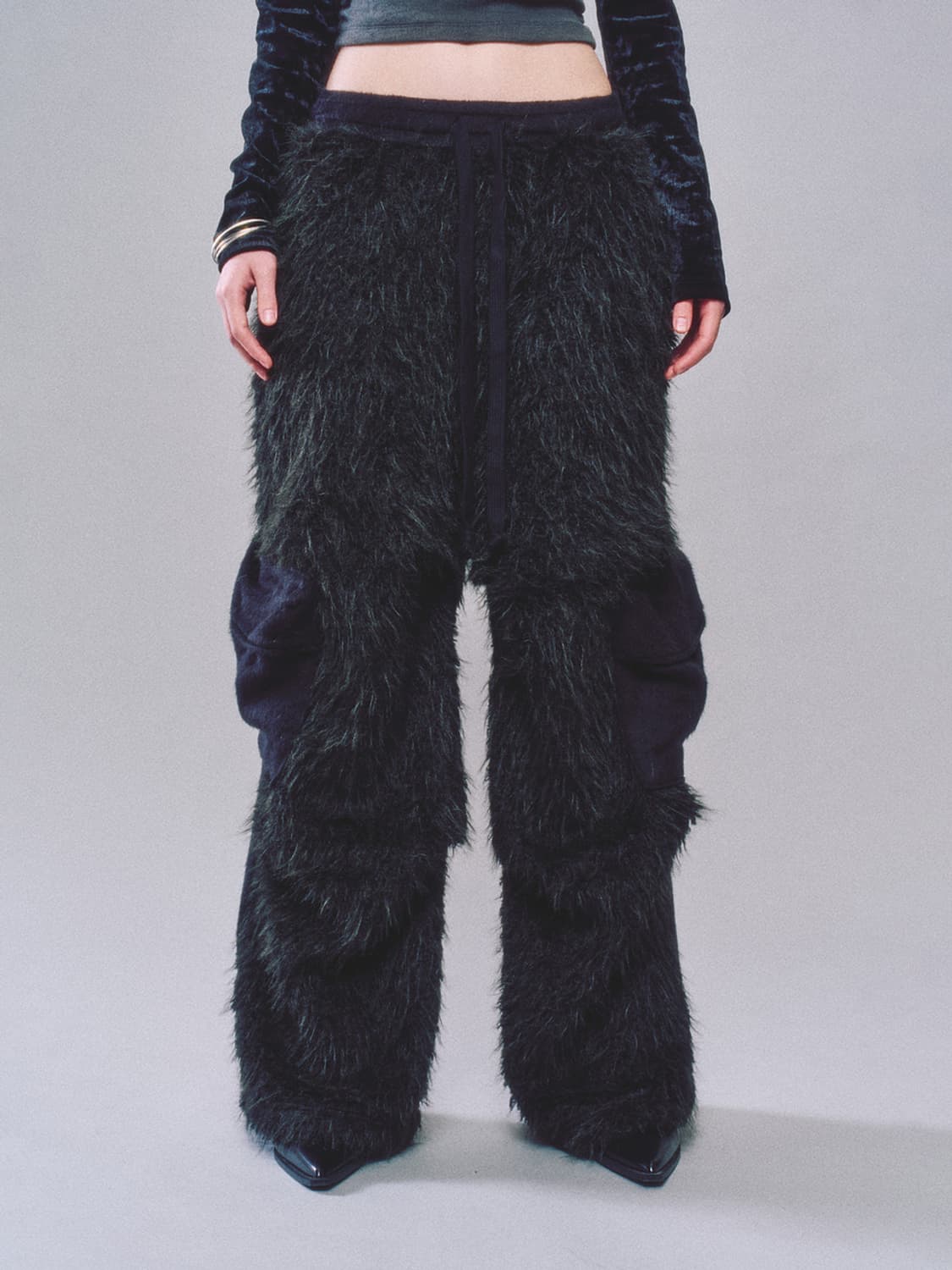 솜속 BAIL FUZZY CARGO PANTS_BLACK 상품이미지1