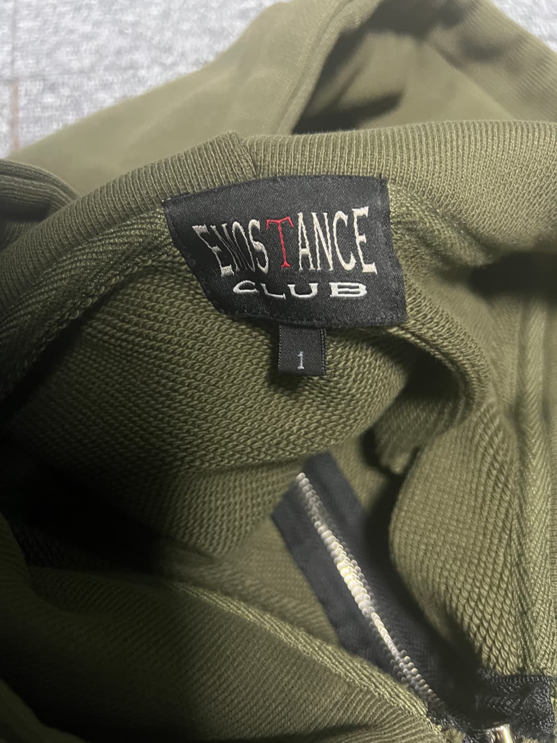 에모스탠스클럽 워시드 비엔나홀스 패치 후드 (카키) 상품이미지3