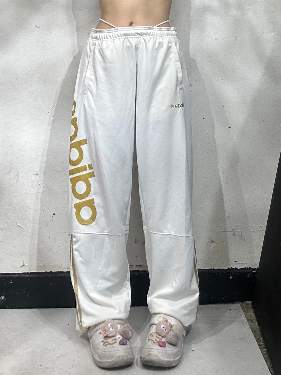 아디다스 대대장 화이트 와이드 골드 사이드 로고 추리닝 트레이닝 팬츠 M 상품이미지2