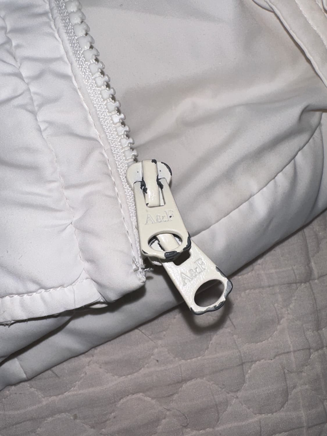 아베크롬비 화이트 아이보리 슬림핏 딱붙핏 경량패딩 M 상품이미지4