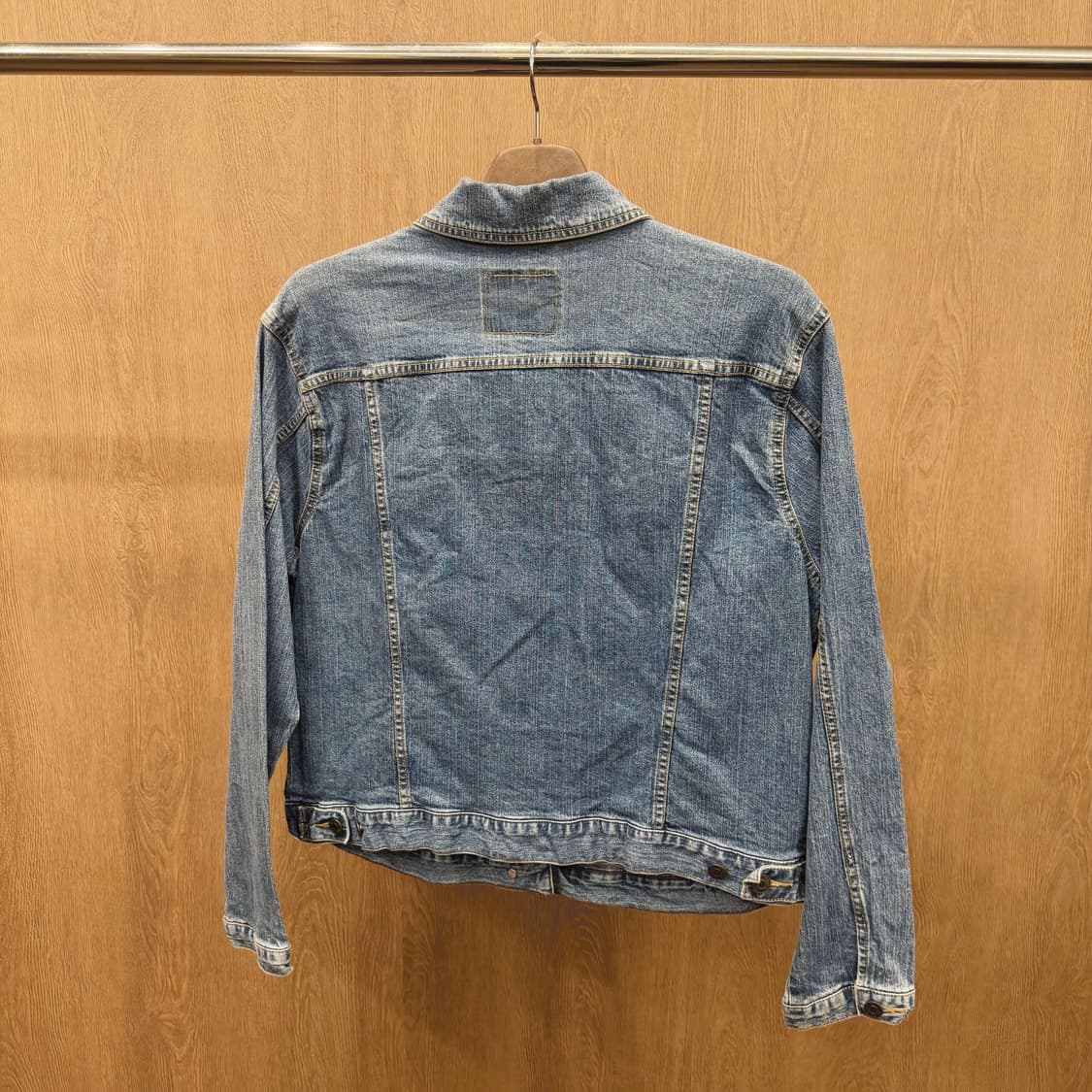 리바이스 트러커 데님 자켓 워싱 스트레치 옐로우 스티치 포켓 디테일 중청 상품이미지3