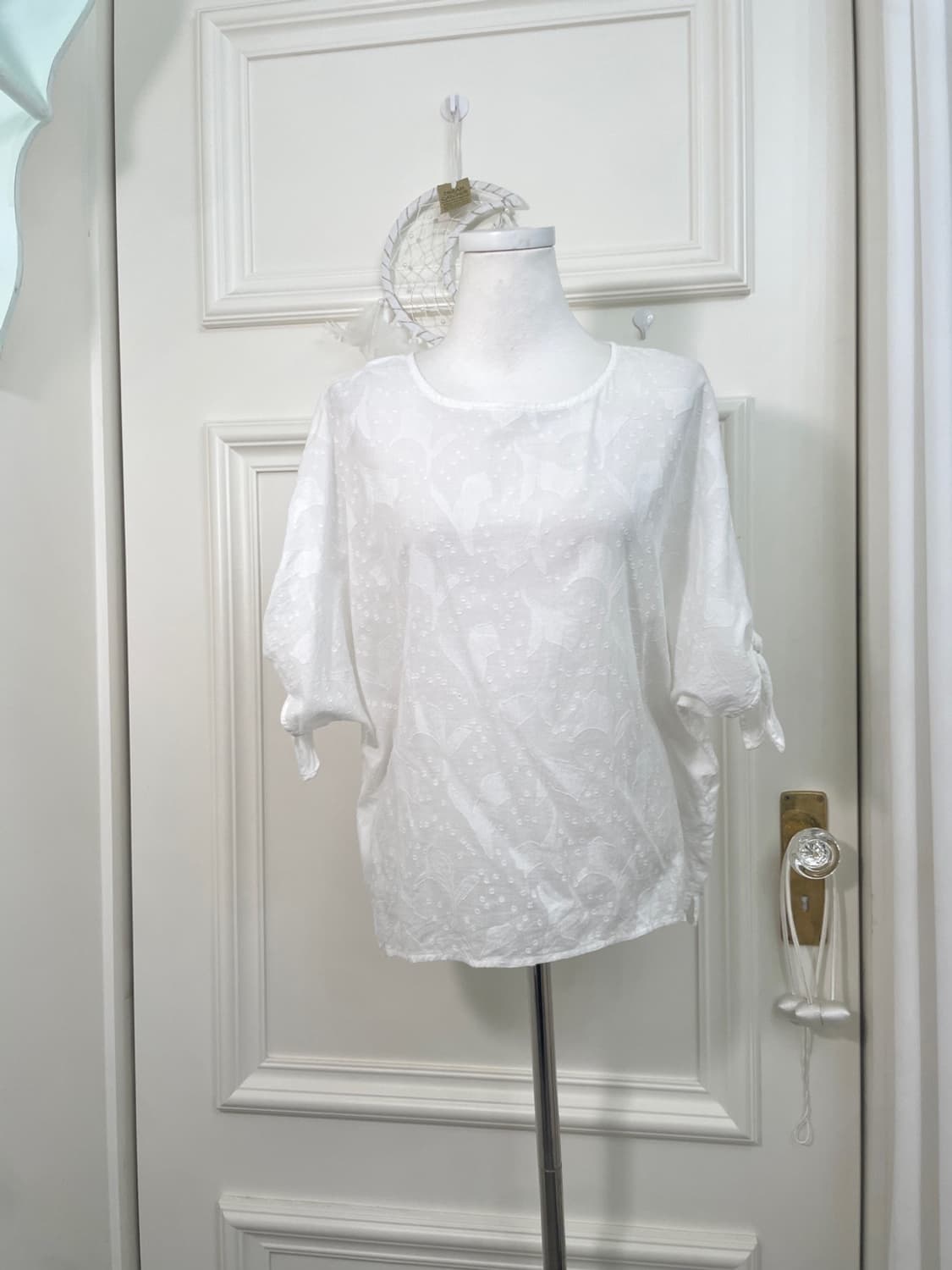 white jacquard sleeve bow back button co 상품이미지1