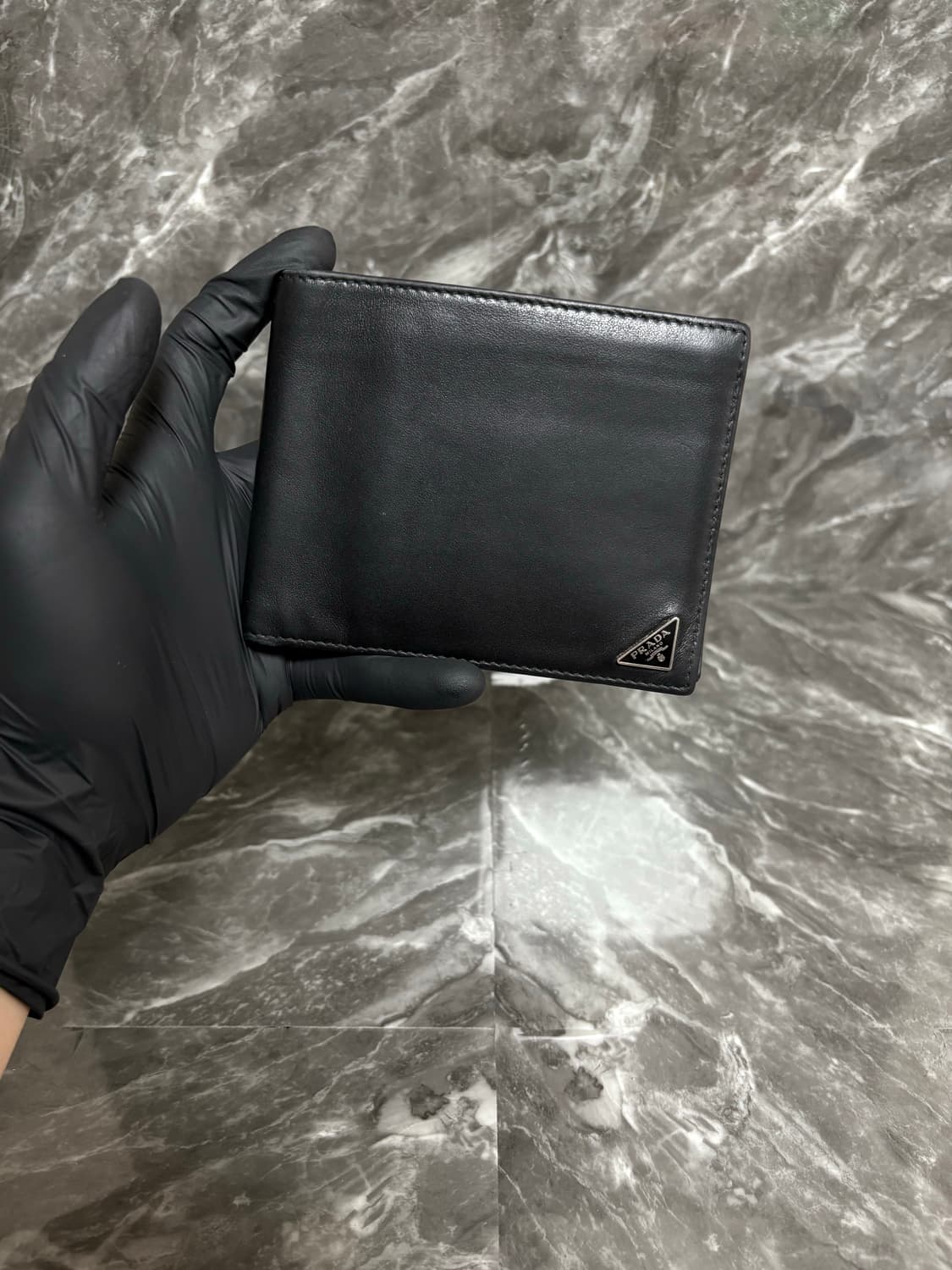 프라다 레더 가죽 트라이앵글 삼각로고 반지갑 상품이미지1