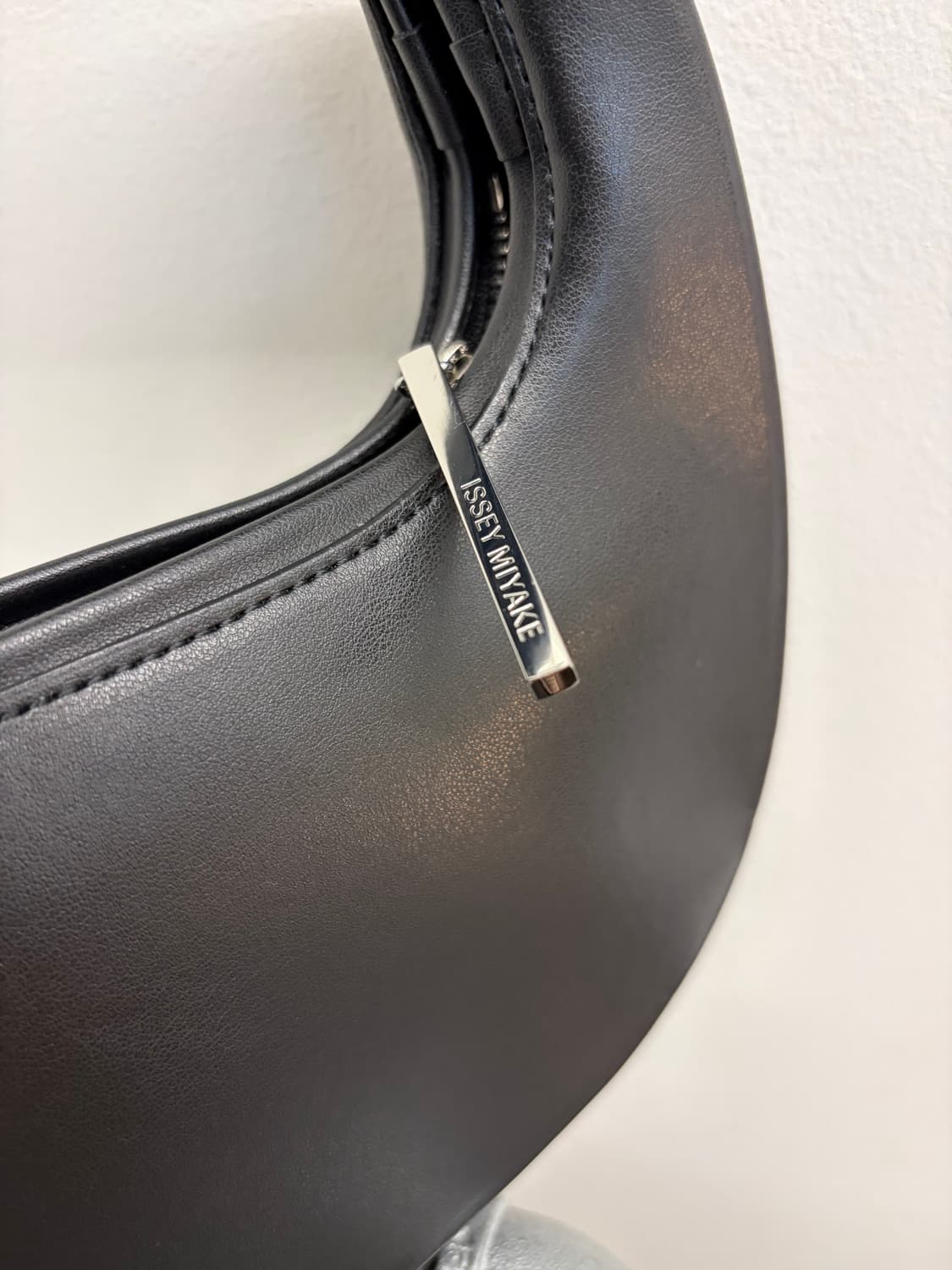  24/ss ISSEY MIYAKE Crescent Bag  상품이미지2