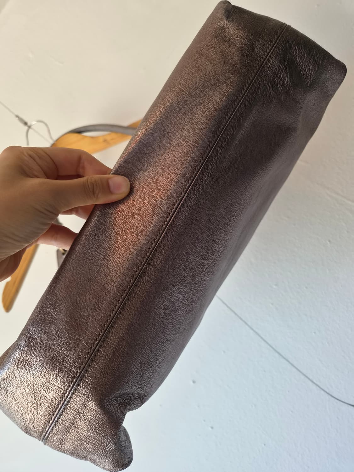 살바토레 페라가모 여성 메탈릭가죽토트백 상품이미지5