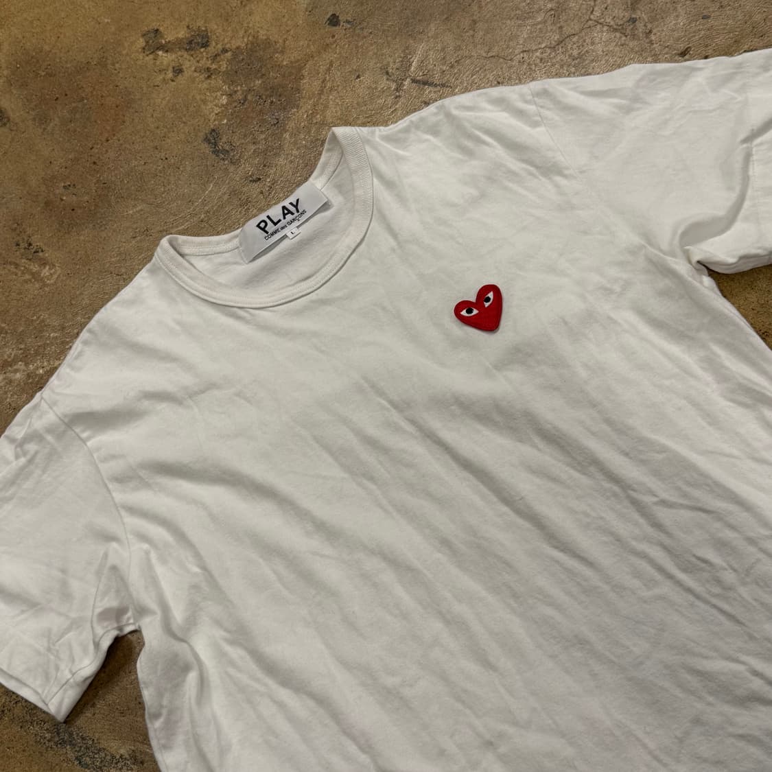 꼼데가르송 화이트 레드 하트 와펜 반팔 티 상품이미지1