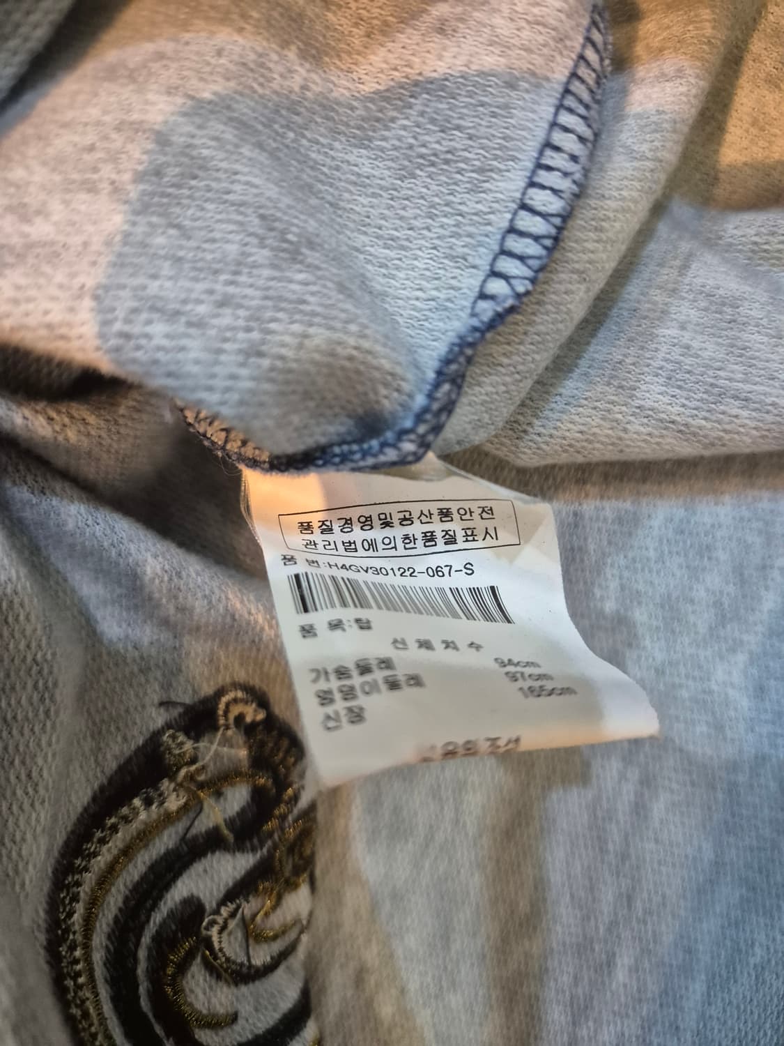 겐조 맨투맨 s 판매합니다 
단시간 착용하고 보관만 해서 판매합니다 
1 상품이미지2