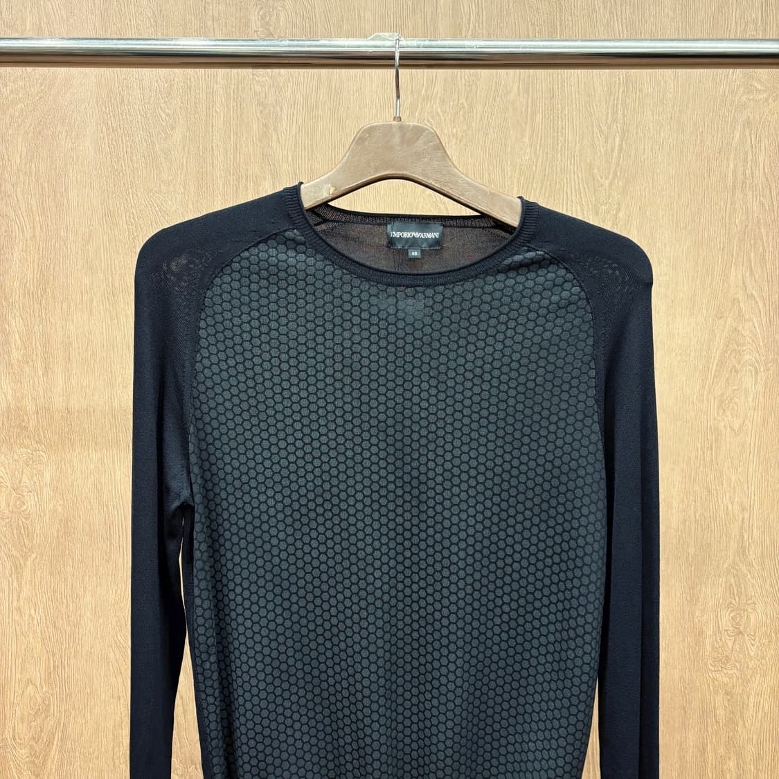 엠포리오 아르마니 긴팔 티셔츠 프론트 엠보 패턴 래글런 디테일 블랙 상품이미지4