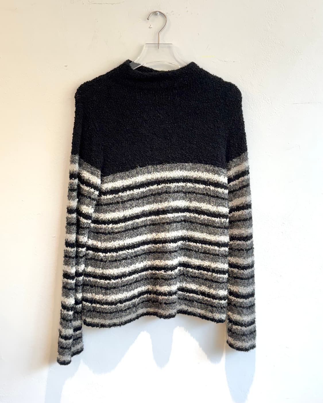 블랙&그레이 스트라이프 부클 니트 상품이미지1