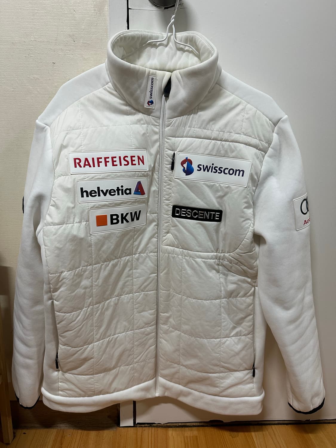 데상트 화이트 스폰서 패딩 자켓 상품이미지1