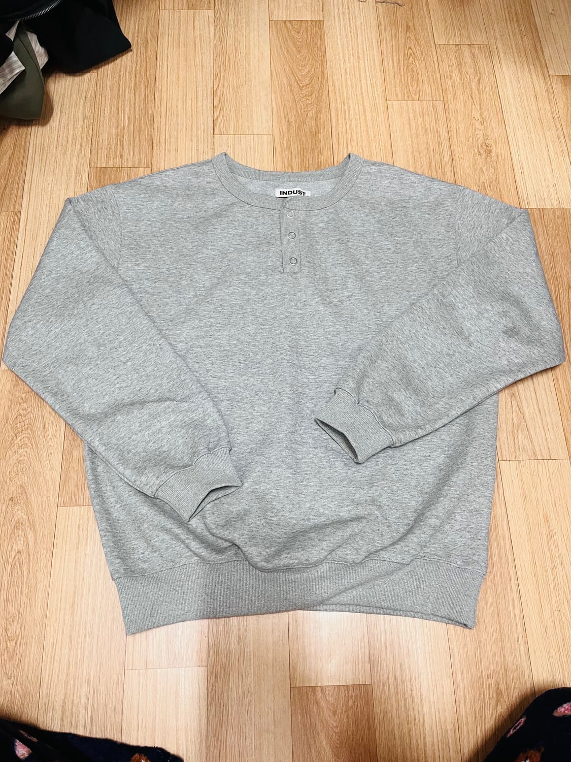 인더스트 스냅 헨리넥 스웨트셔츠 상품이미지2