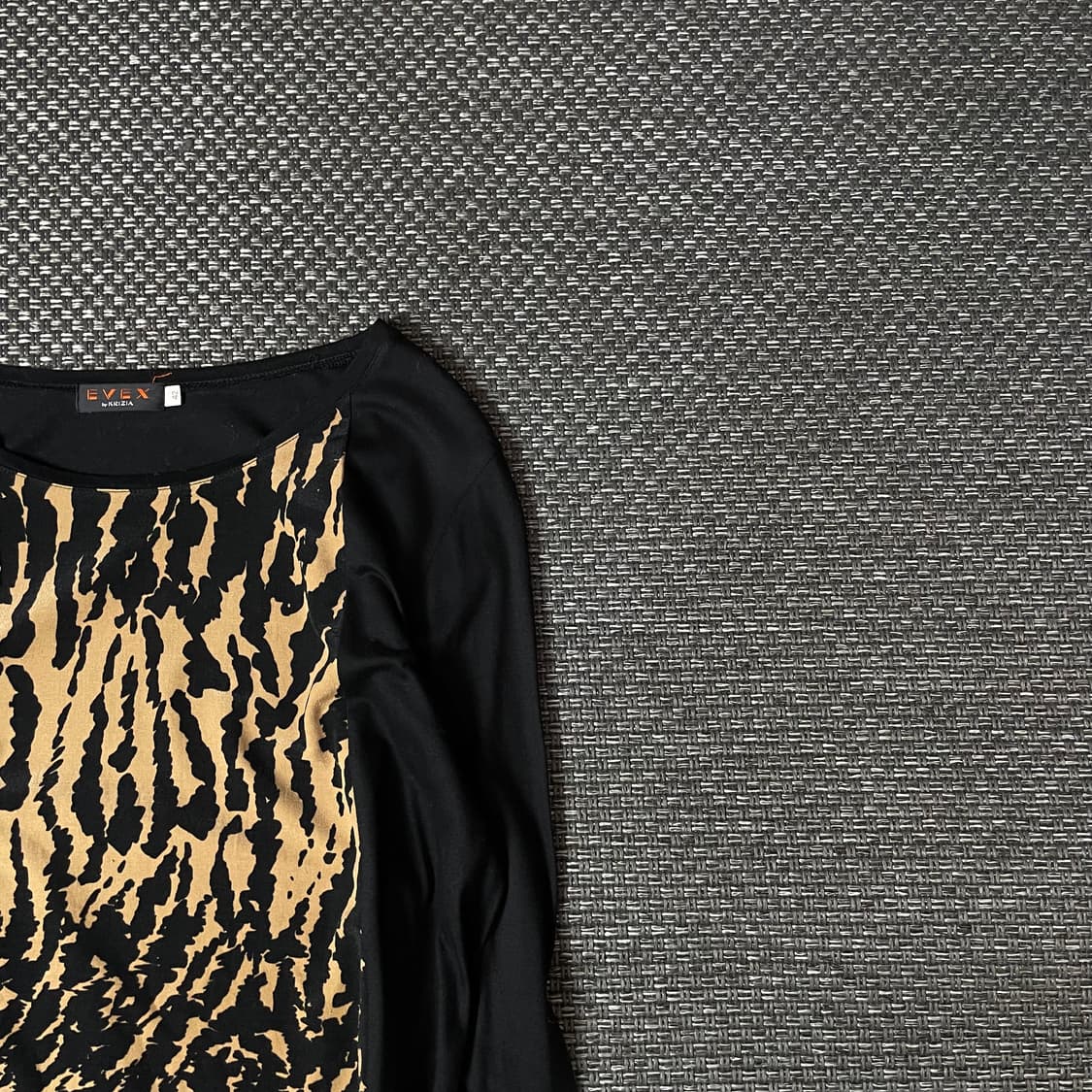 EVEX 블랙 호피 패턴 긴팔 티셔츠 42 상품이미지3