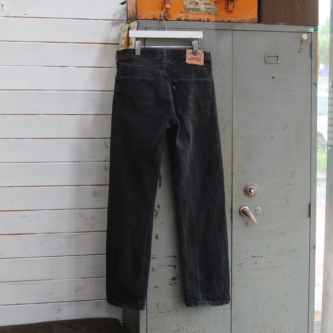 (착용컷) 리바이스 501 흑청 (남성용 31-32) 상품이미지2