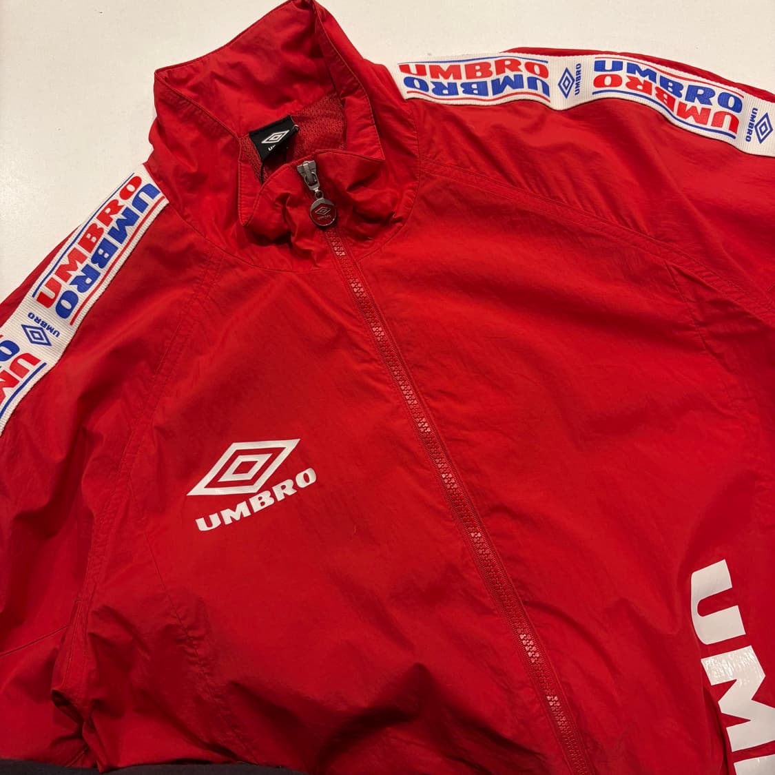 [105] 엄브로 레드 트랙 바람막이 자켓 C38 상품이미지3