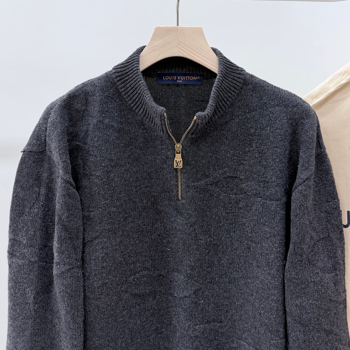 [S+급/XL] 24FW 루이비통 모노그램 울 하프넥 반집업 니트 상품이미지3