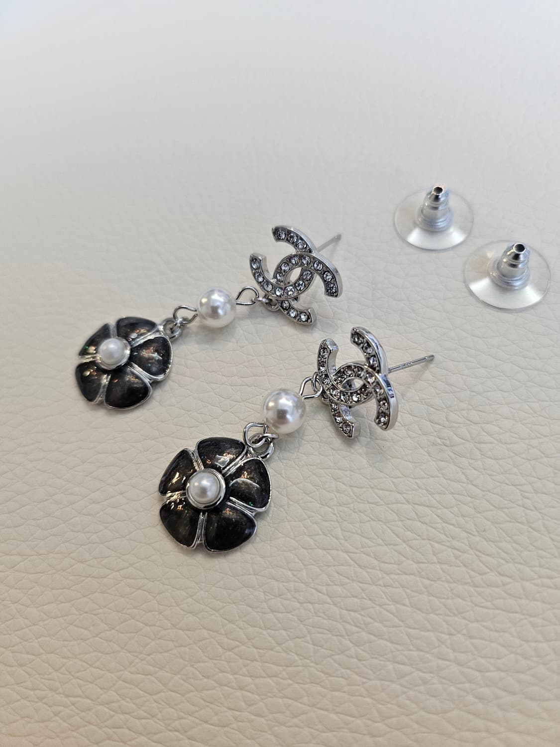 샤넬 펄블랙플라워 큐빅CC 드롭귀걸이  업사이클링 상품이미지5