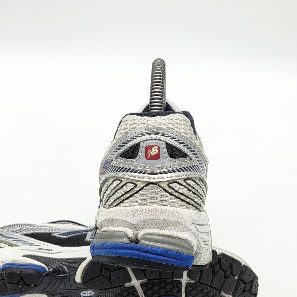 뉴발란스 860v2 메탈릭 실버 (240 D) 상품이미지2