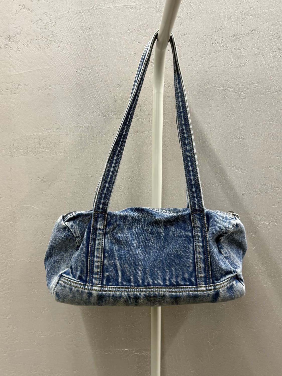 MatinKim 마뗑킴 로고 워시드 데님 더플백  상품이미지4