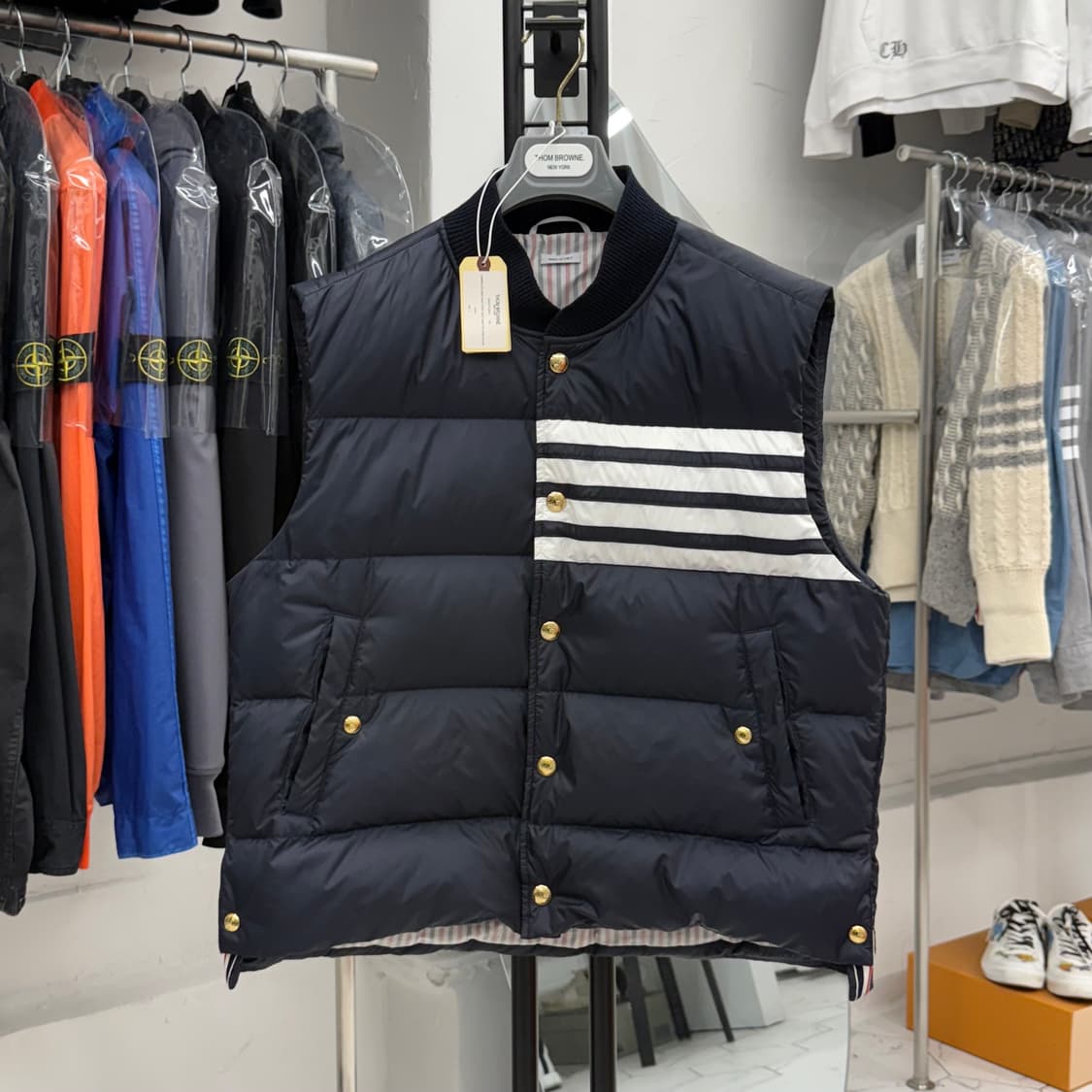 [4] 톰브라운 사선 나일론 금장 조끼패딩 상품이미지1