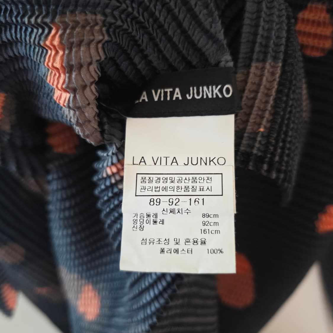 La Vita Junko 라비타준코 플리츠 탑 블랙 오렌지 도트 플리츠 상품이미지4
