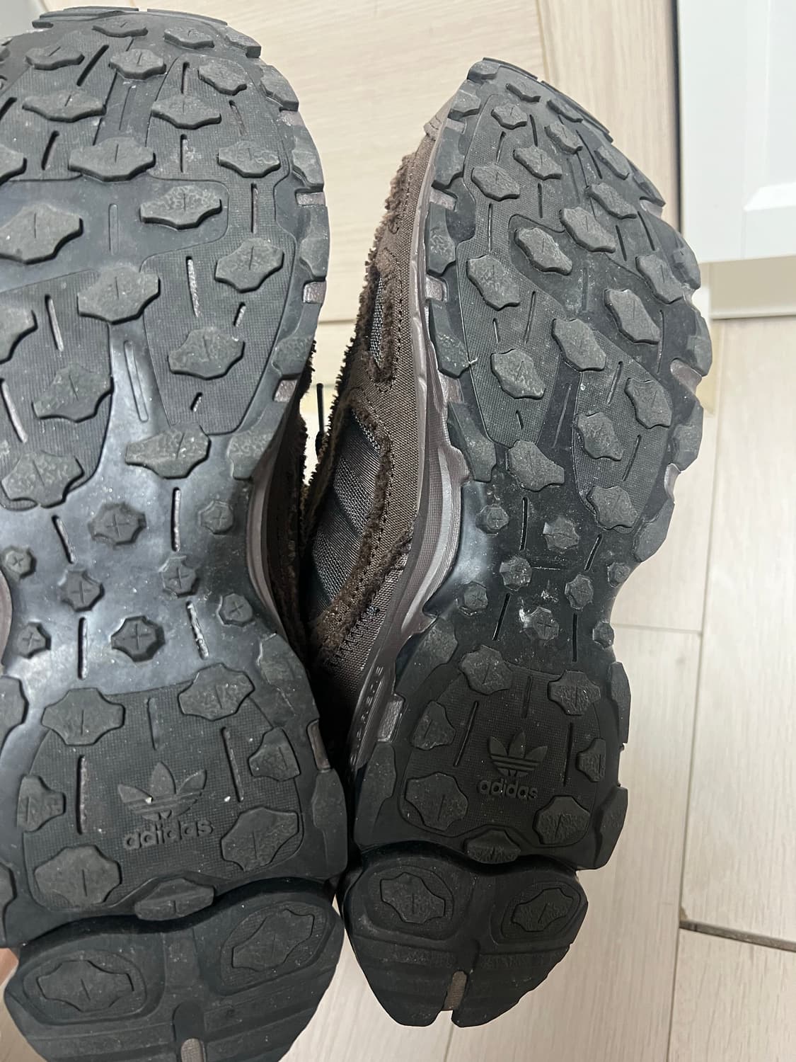 아디다스 x 송 포 더 뮤트 쉐도우터프 다크 브라운 상품이미지5