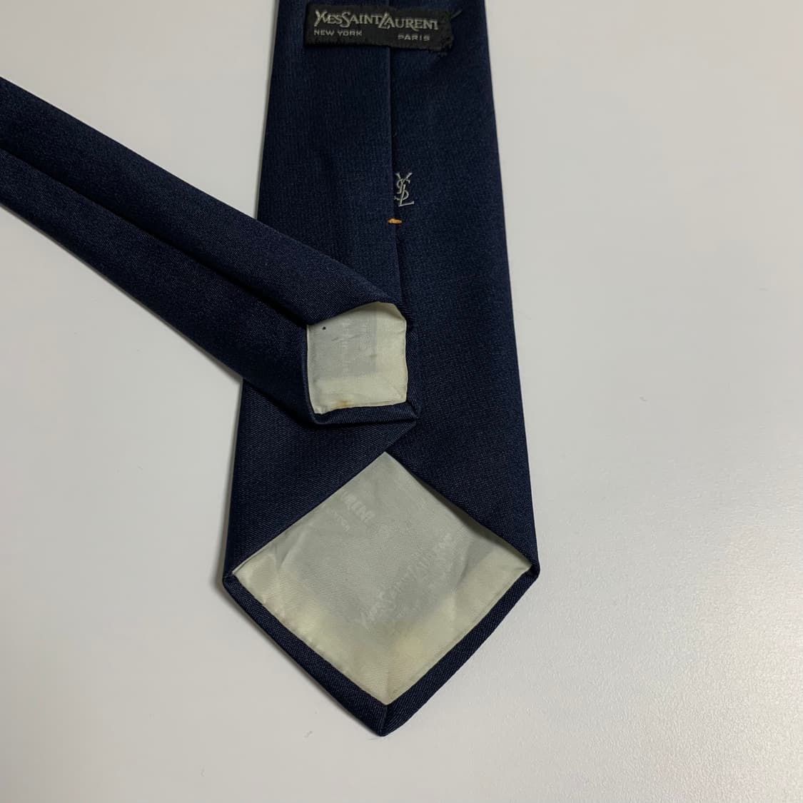 입생로랑(YSL) 심플로고 다크네이비 단색 명품넥타이 100폴리 8cm 상품이미지7