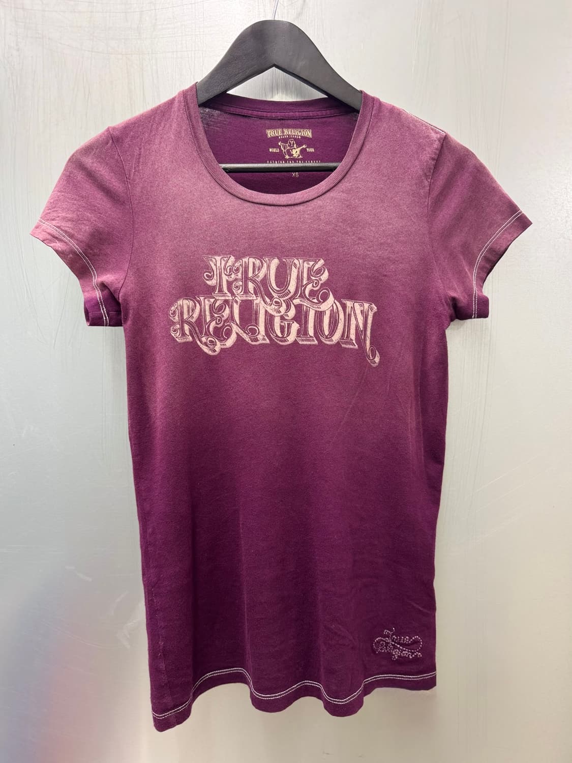True Religion 트루릴리전 버건디 컬러 로고 반소매 티셔츠 상품이미지1