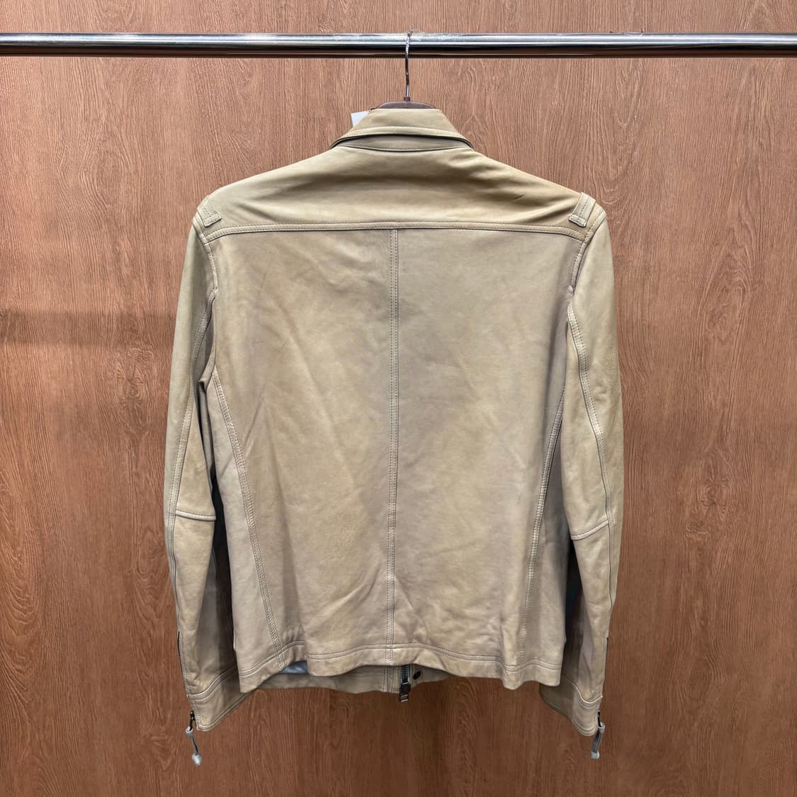 띠어리 하이넥 레더 자켓 4포켓 소매 지퍼 디테일 레귤러핏 베이지 상품이미지3