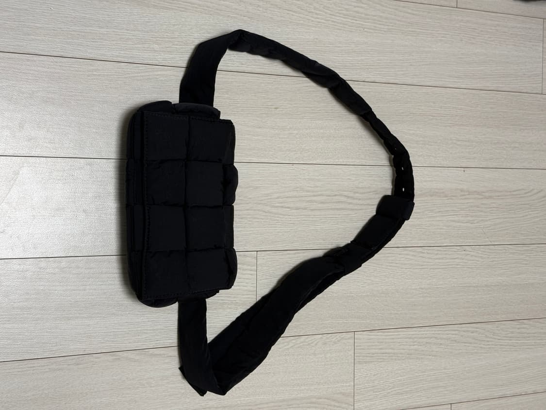 보테가베네타 카세트 미니 나일론 벨트백 블랙 상품이미지4