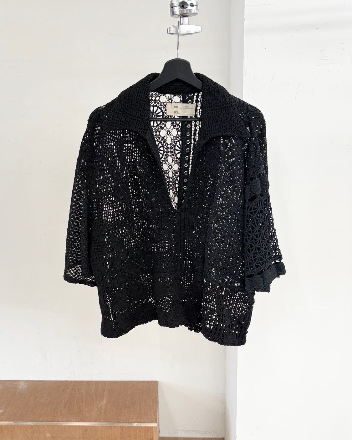 나나서카 블랙 컬러 오픈워크 크로셰 브이넥 셔츠  상품이미지1