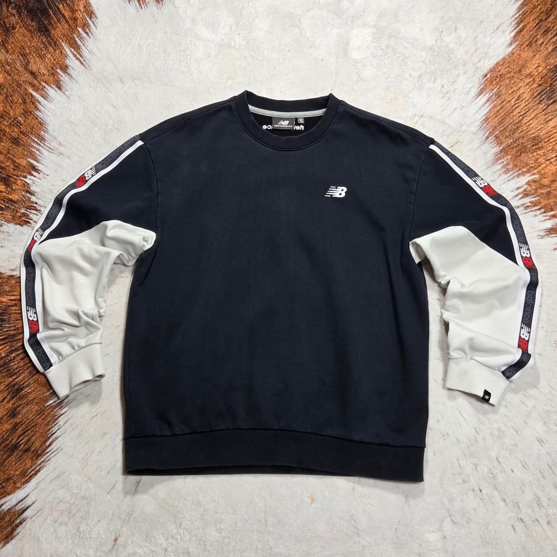 뉴발란스 사이드 배색 맨투맨 상품이미지1