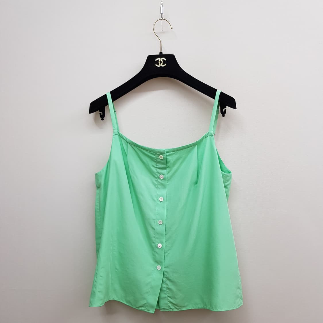 구호플러스 2023 레이온 100% 슬리브리스 버튼 블라우스 F사이즈 상품이미지1